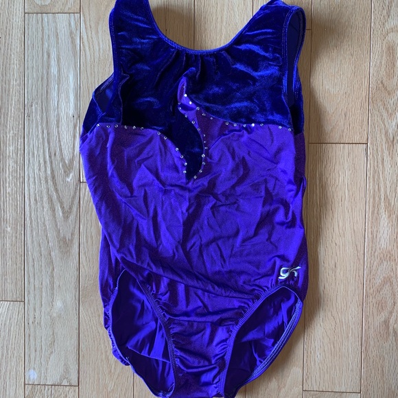 LEO SIGNED BY OLYMPIANS - Picture 1 of 2